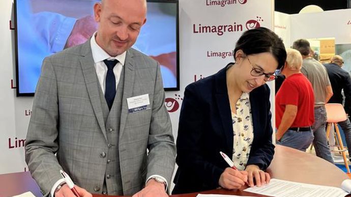 Signature de la convention de partenariat par Quiterie Foulet, DRH de Limagrain, et Étienne Paux, DG adjoint de VetAgro Sup, le 5 octobre, dans le cadre du Sommet de l’élevage.
